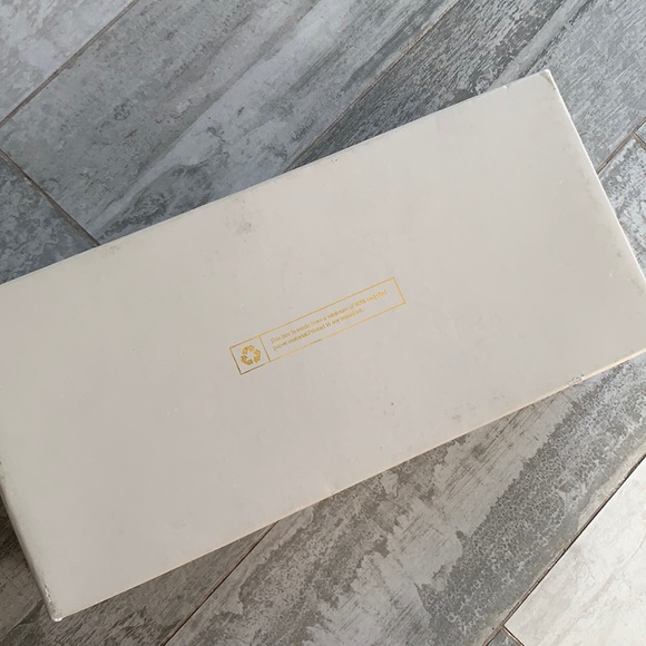 Marc Fisher Gift Wrap Packaging Shoe Box Storage - Picture 2 of 12